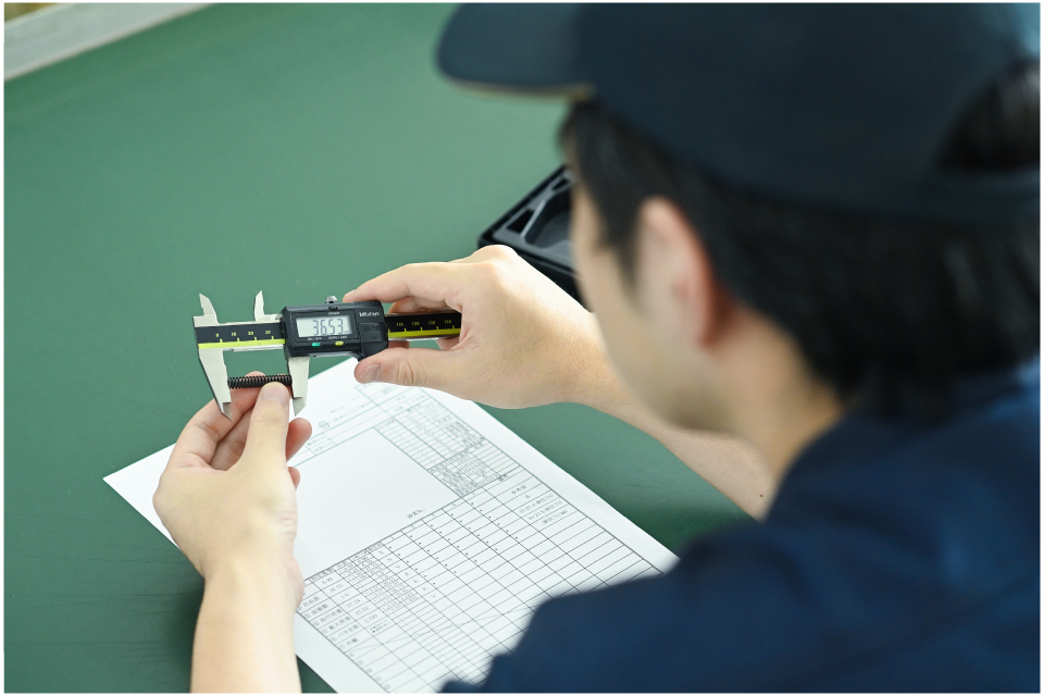 鈴木スプリング様_工場内の様子_測定