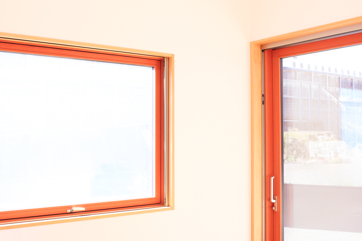 つるた株式会社社内に実際に取り付けられている木製サッシ